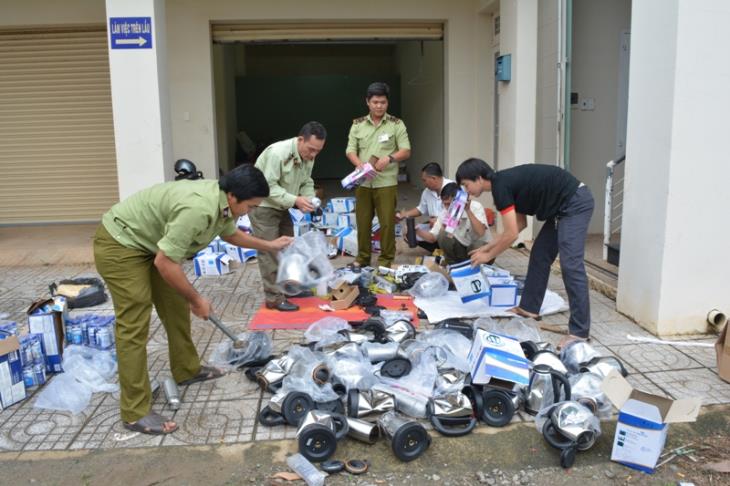 Đội Quản lý thị trường số 5 huyện Tân Châu tiêu hủy hàng hóa vi phạm bị tịch thu       